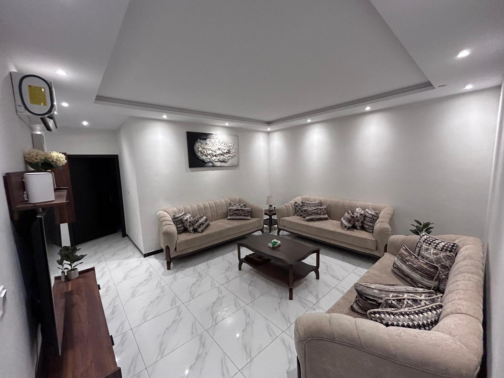Apartment اربع غرف نوم بصالة أنيقة *